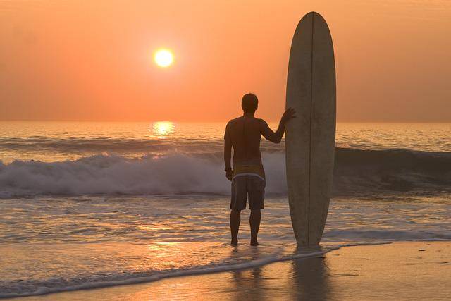 Ilustrasi surfing dengan panorama alam menawan. Pixabay/Pixabay