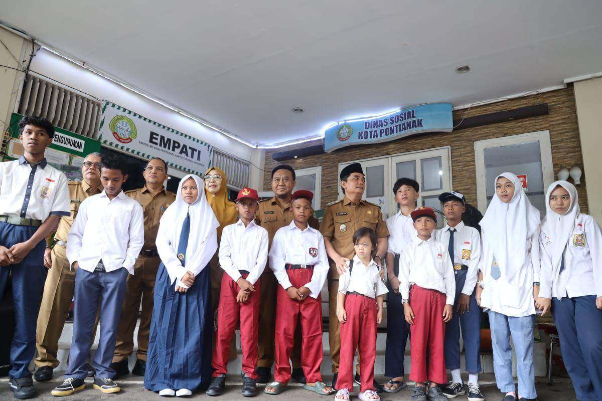 12 siswa Sekolah Rakyat di Pontianak.