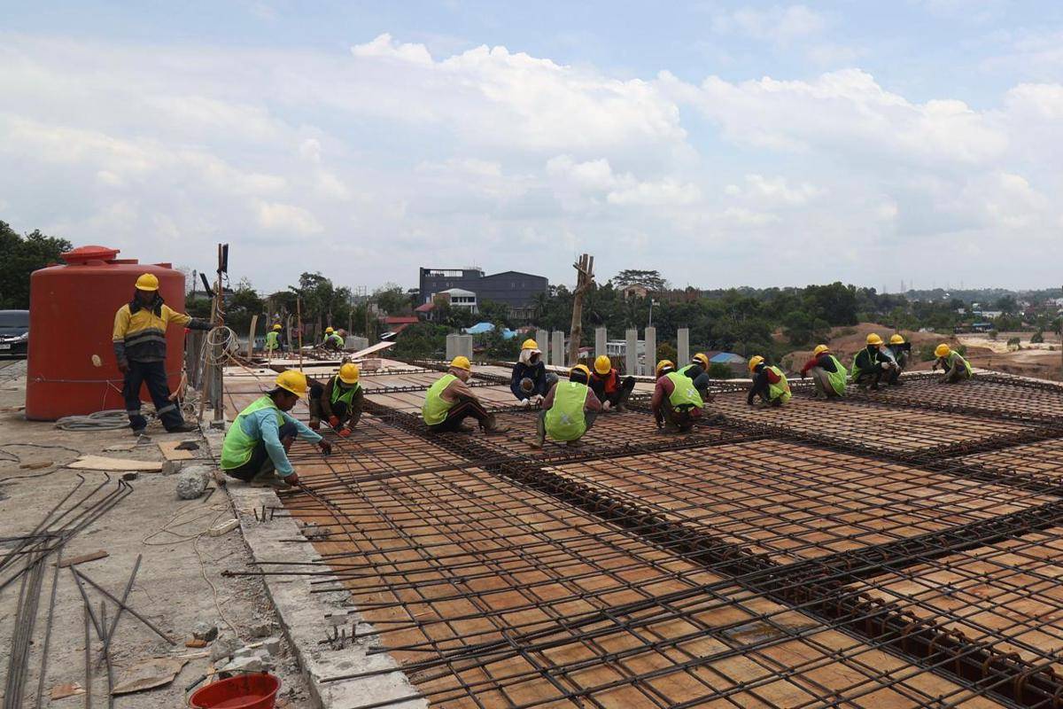 Pekerja pada proyek pembangunan KOT di Balikpapan. 