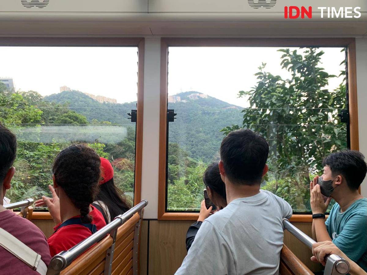 Potret turis naik tram di Hong Kong 