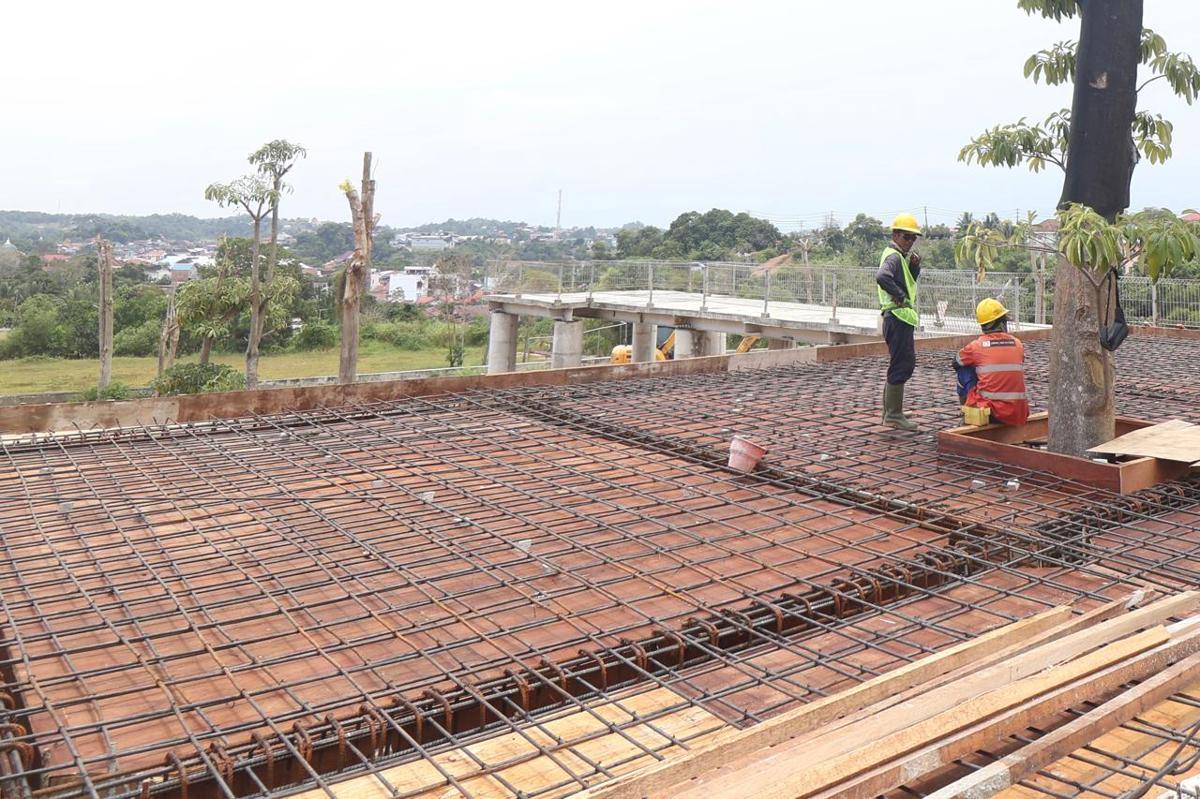 Pekerja pada proyek pembangunan KOT di Balikpapan.