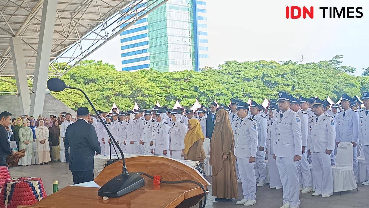 Wali Kota Makassar Munafri Arifuddin melantik 263 pejabat pengawas, termasuk 136 lurah, di Tribun Karebosi, Senin (29/9/2025). (IDN Times/Asrhawi Muin)