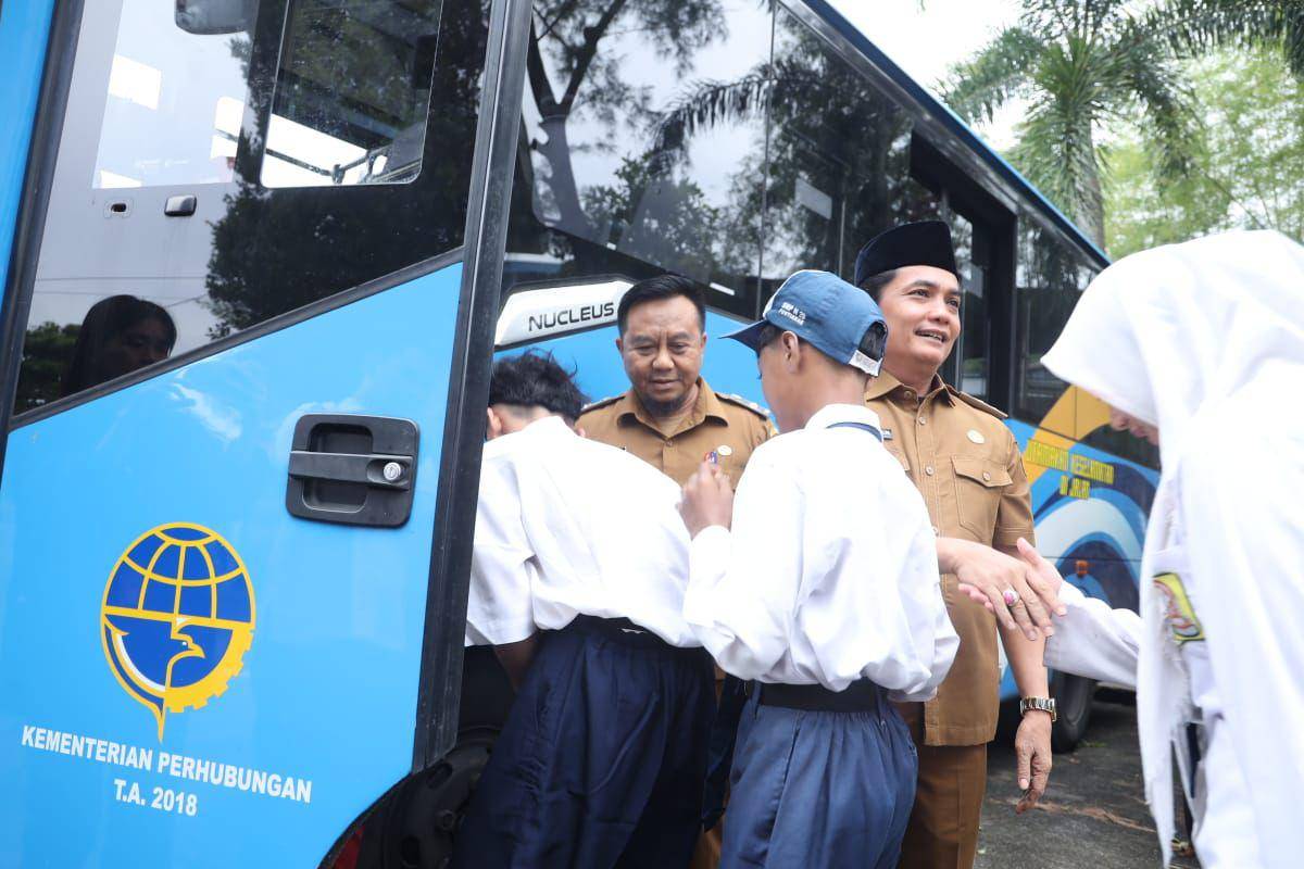 Pemkot Pontianak melepas siswa Sekolah Rakyat.