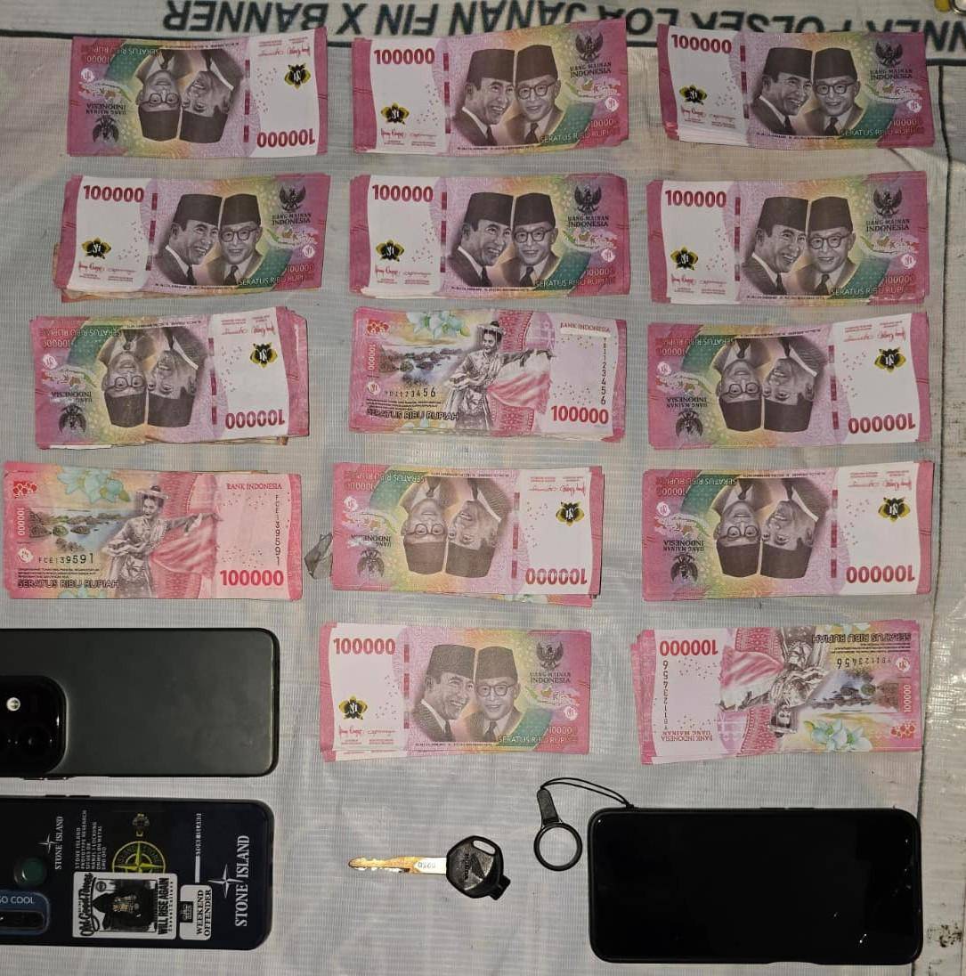 Barang bukti uang palsu yang berhasil disita polisi.