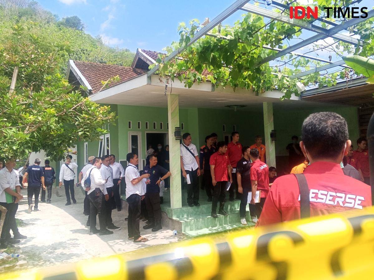 Rekonstruksi kasus pembunuhan Brigadir Esco di rumahnya.