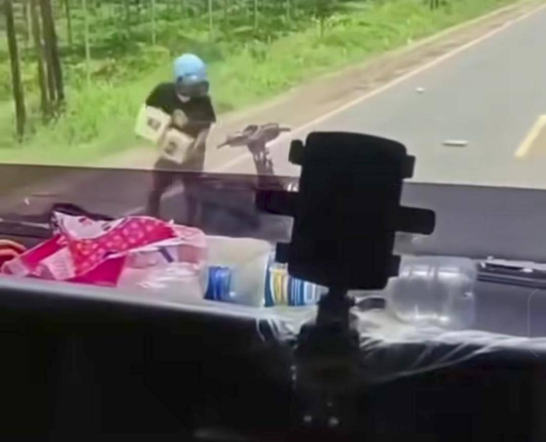 Viral aksi bajing loncat di Jalintim Betung. (Dok. Istimewa)