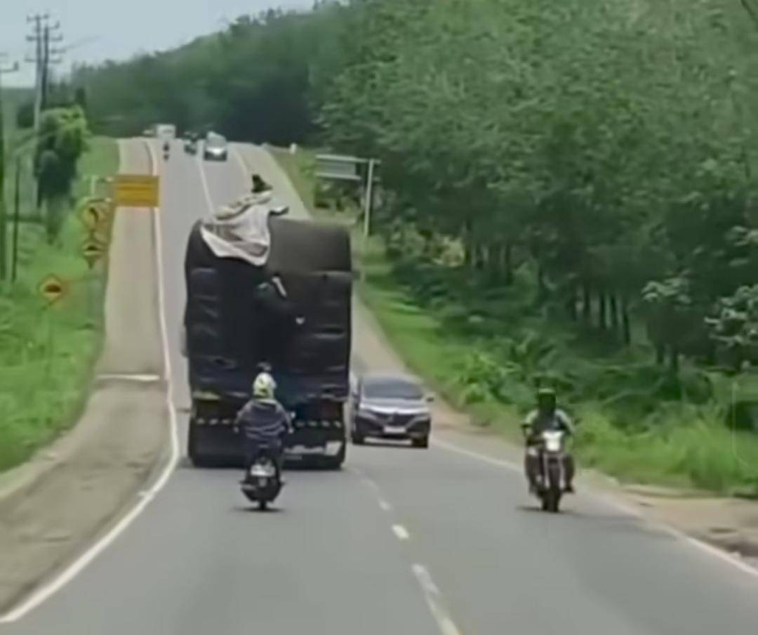 Viral aksi bajing loncat di Jalintim Betung. (Dok. Istimewa)