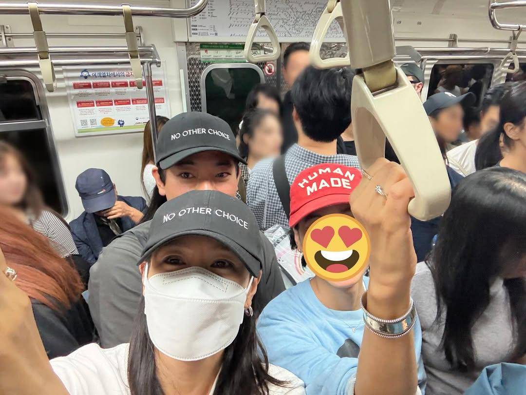 Potret Son Ye Jin Menaiki Kereta Bawah Tanah 