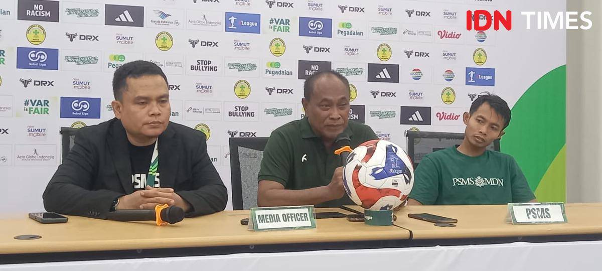 Pelatih PSMS Kas Hartadi (kanan) usai laga kontra Sumsel United (IDN Times/Doni Hermawan)