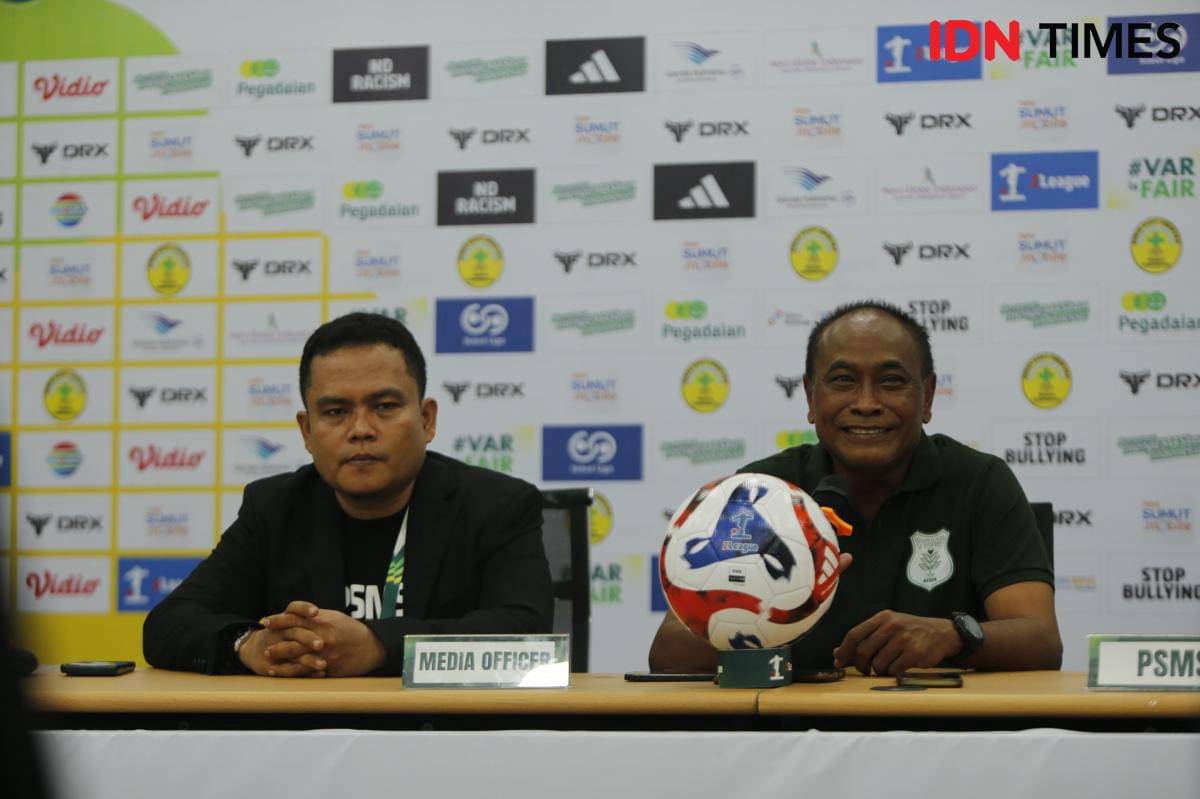 Pelatih PSMS Kas Hartadi (kanan) usai laga kontra Sumsel United (IDN Times/Doni Hermawan)
