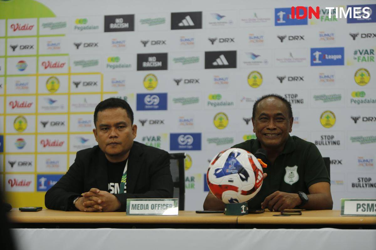 Pelatih PSMS Kas Hartadi (kanan) usai laga kontra Sumsel United (IDN Times/Doni Hermawan)