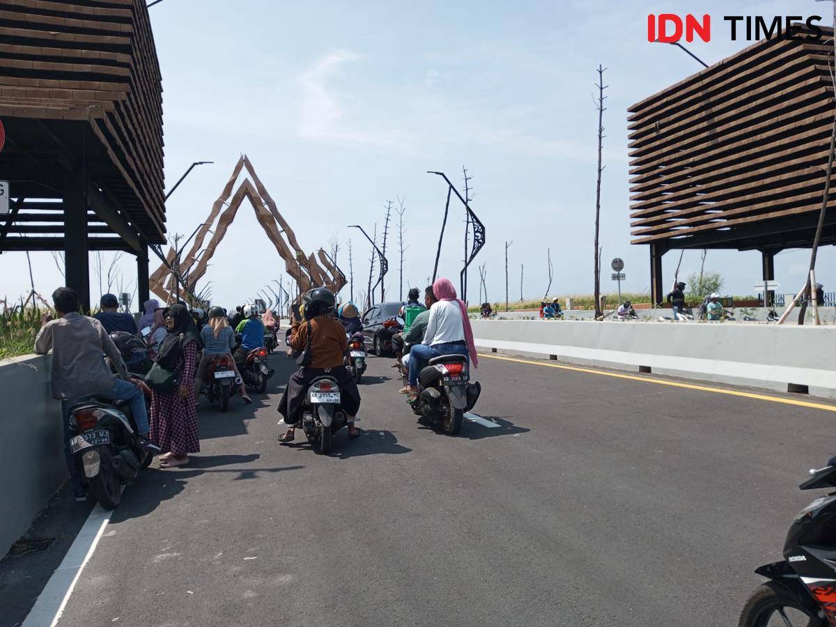 Warga antusias untuk mengikuti uji coba pembukaan lalu lintas Jembatan Pandansimo