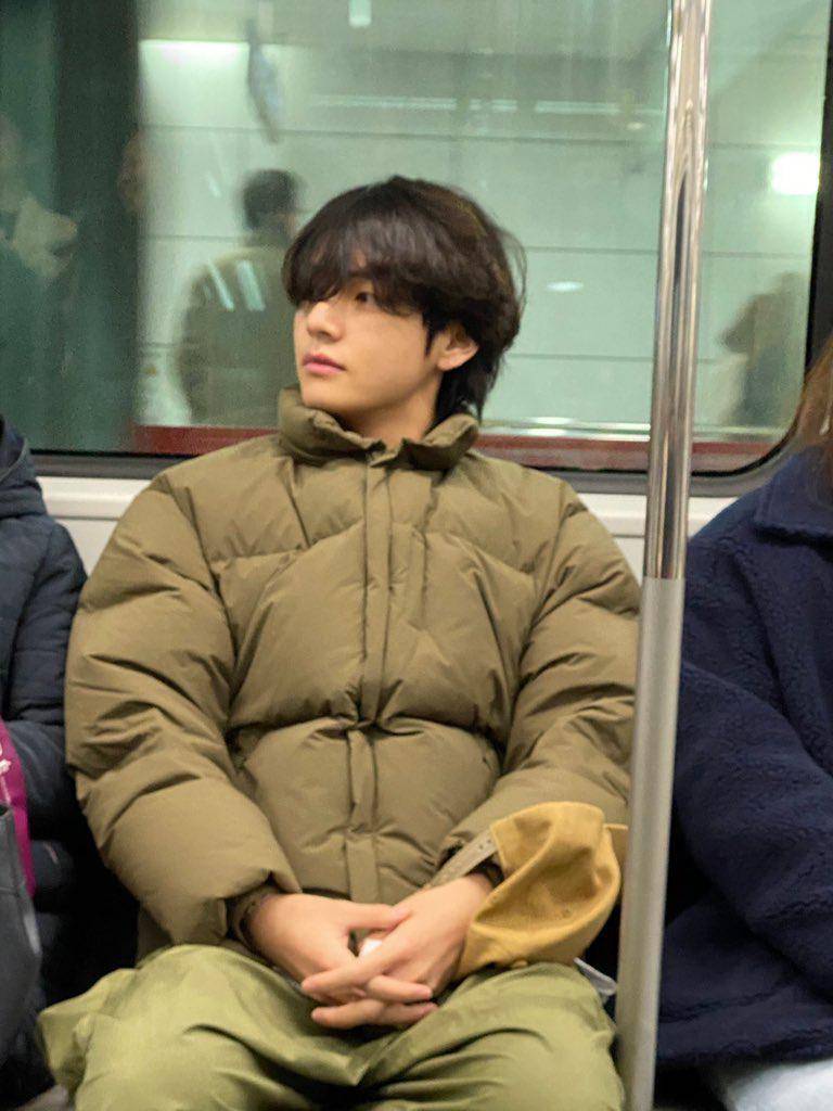Potret V BTS di Kereta Bawah Tanah 
