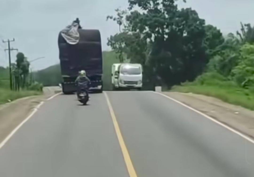 Viral aksi bajing loncat di Jalintim Betung. (Dok. Istimewa)