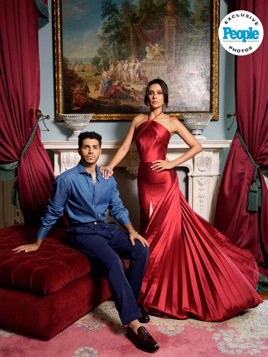Mena Massoud dan Emily Shah