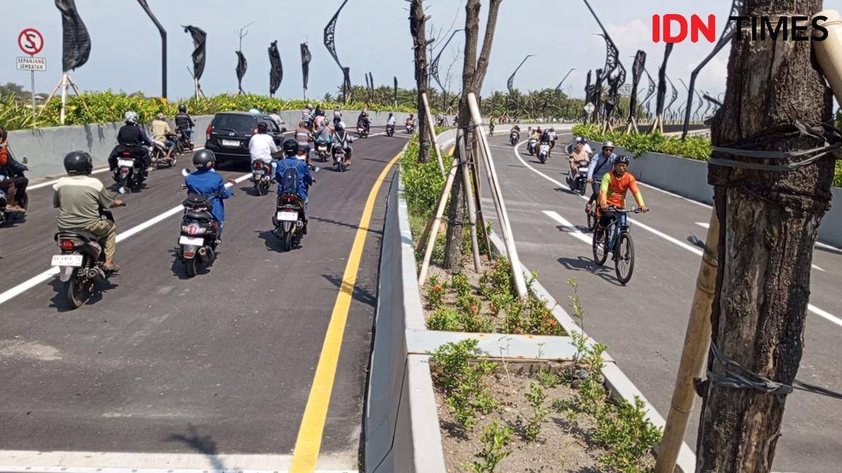 IMG-20Warga antusias untuk mengikuti uji coba pembukaan lalu lintas Jembatan Pandansimo.250929-WA0005.jpg