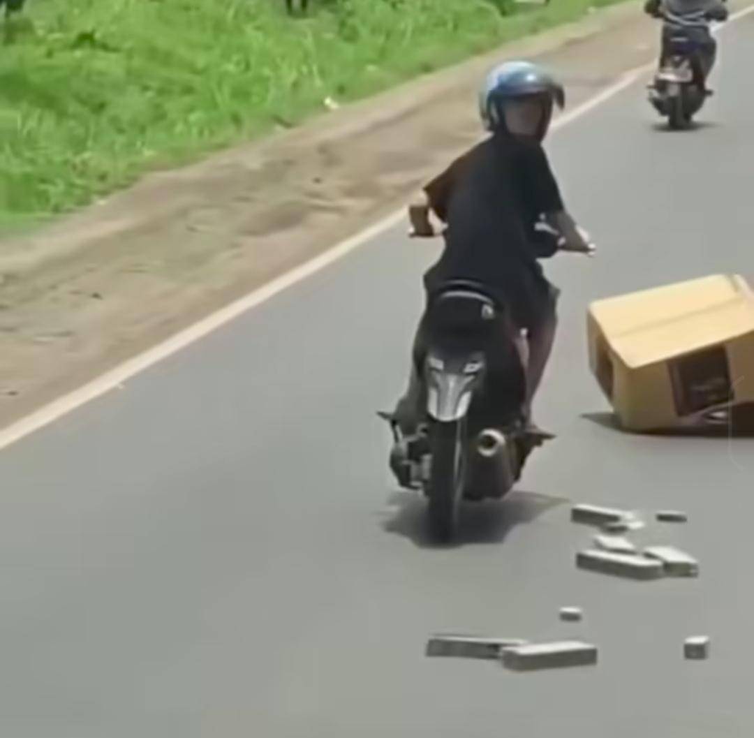 Viral aksi bajing loncat di Jalintim Betung. (Dok. Istimewa)