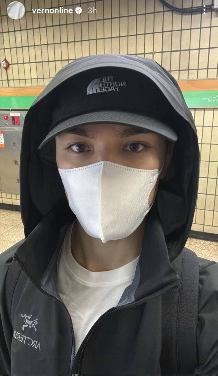 Potret Vernon Unggah Selfie dirinya di Kereta Bawah Tanah