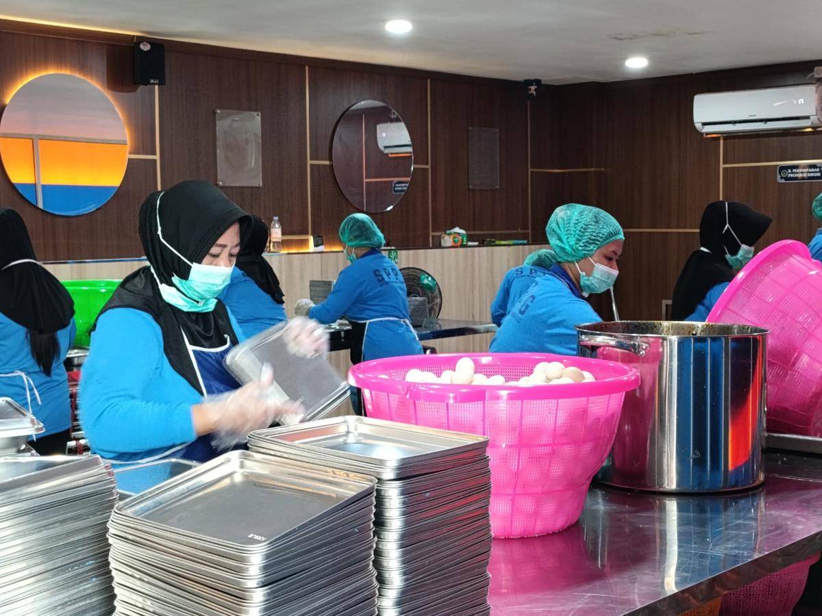 Aktivitas di salah satu SPPG di Tulungagung. IDN Times/Bramanta Pamungkas