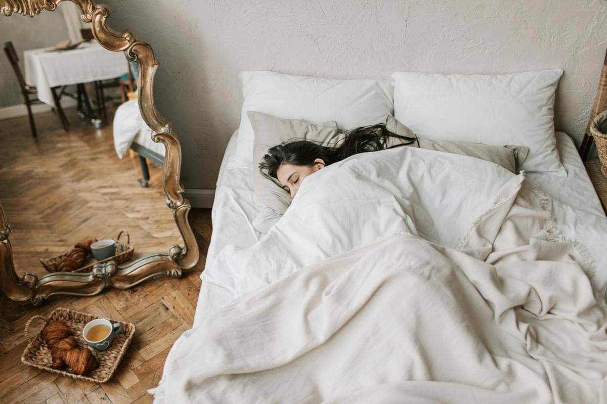 Ilustrasi orang tidur (Foto oleh Vlada Karpovich)