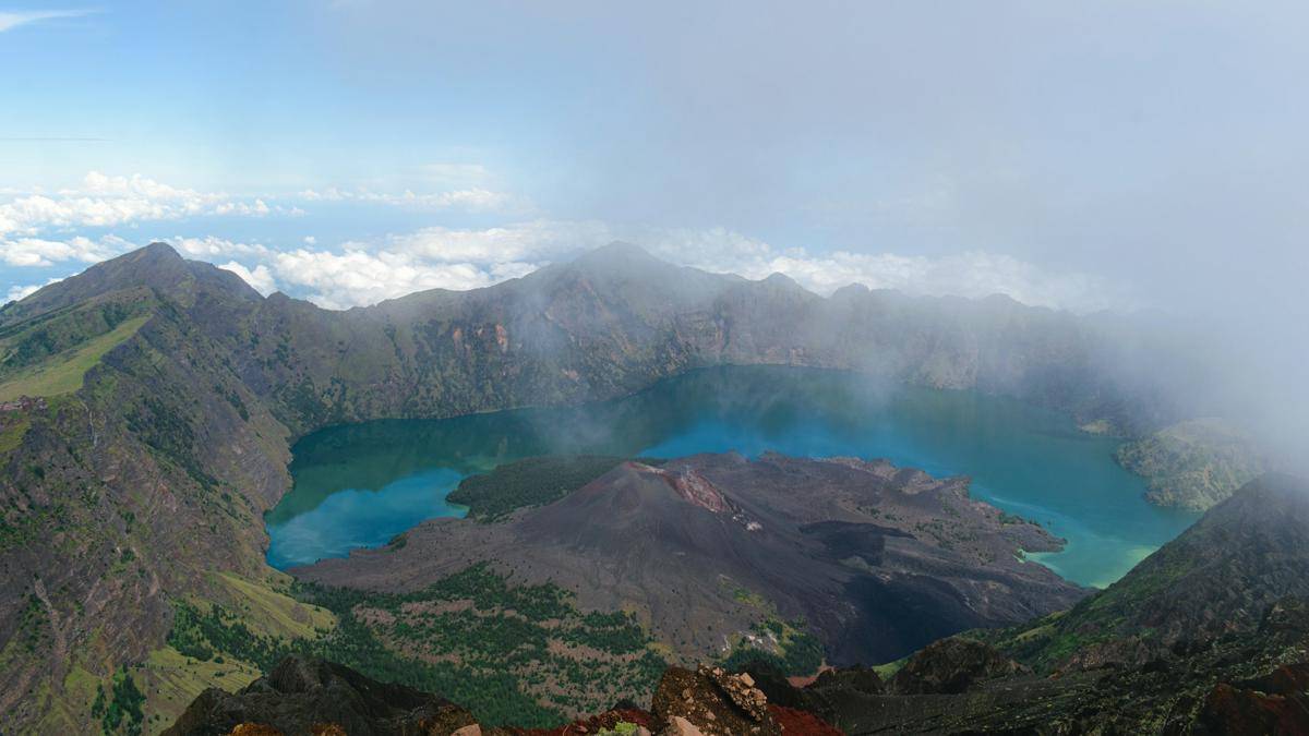 Gunung Rinjani (unsplash.com/Fahrul Razi)