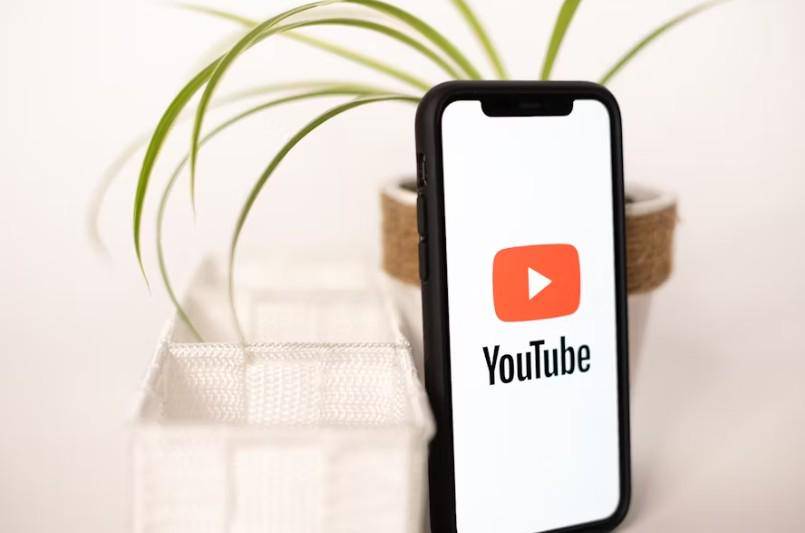 YouTube (unsplash.com/Collabstr)