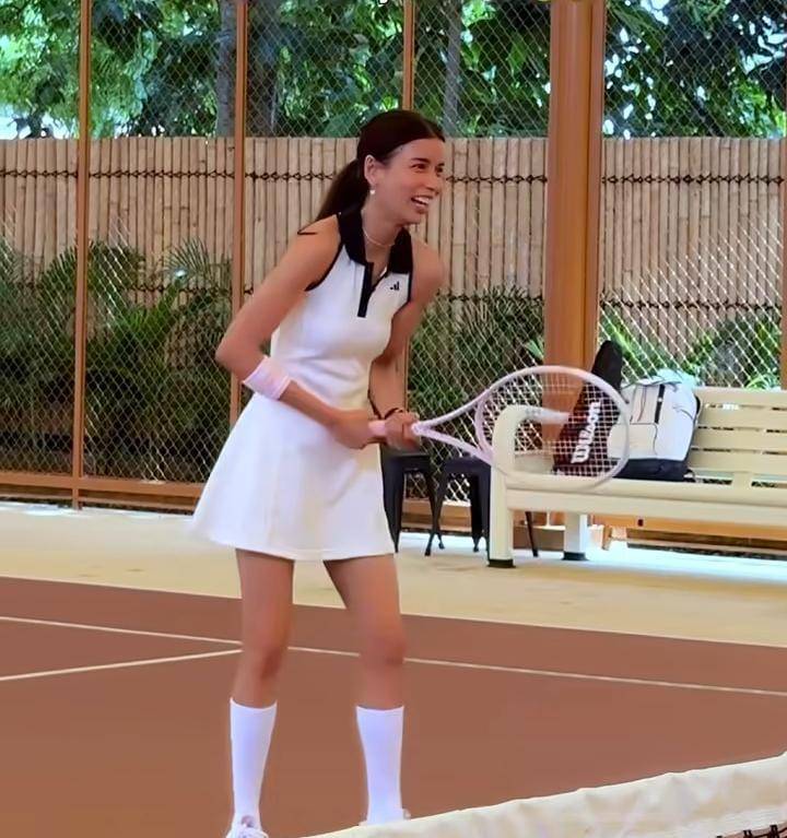 potret Sabrina Chairunnisa main tenis