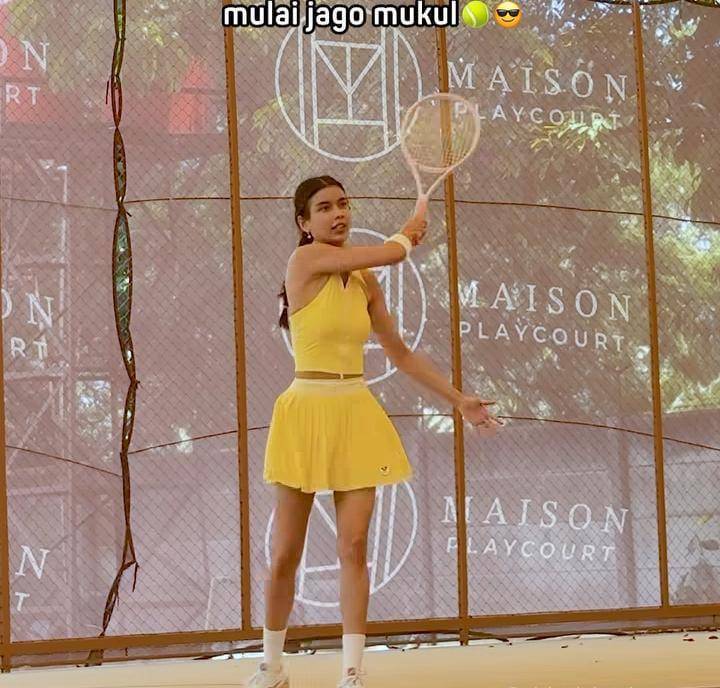 potret Sabrina Chairunnisa main tenis