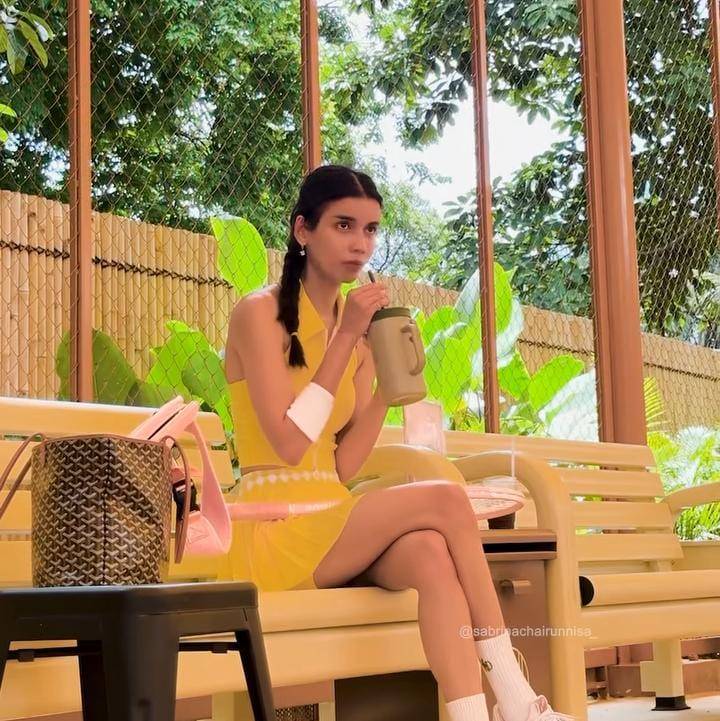potret Sabrina Chairunnisa main tenis