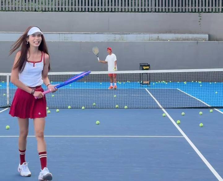 potret Sabrina Chairunnisa main tenis