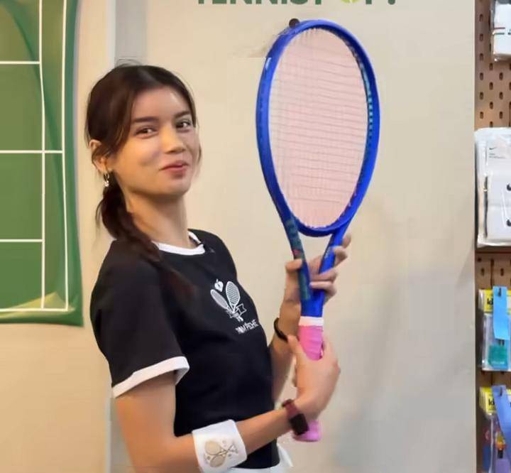 potret Sabrina Chairunnisa main tenis