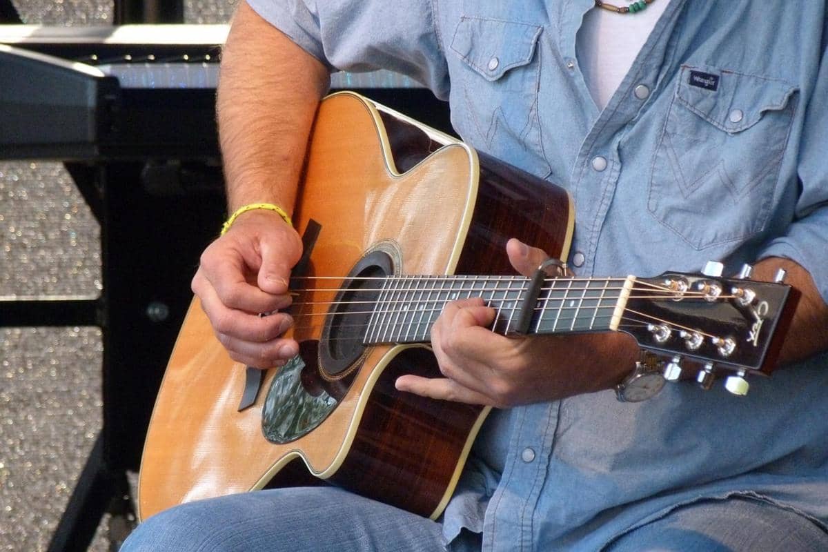 Ilustrasi pria bermain gitar