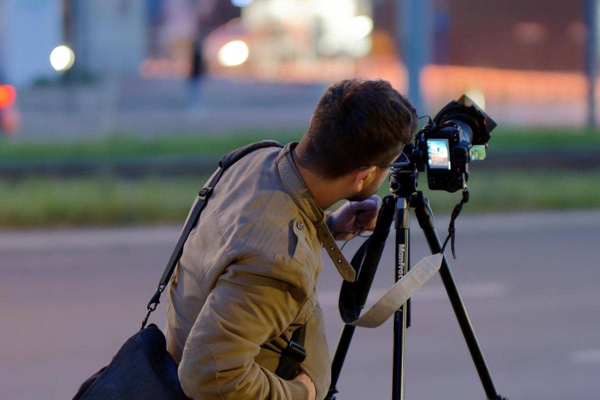 Ilustrasi pria sedang memotret (pixabay.com/Surprising_Media)