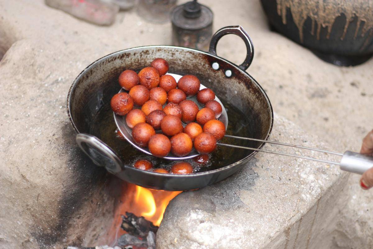 ilustrasi menggoreng gulab jamun (unsplash.com/Kiran)