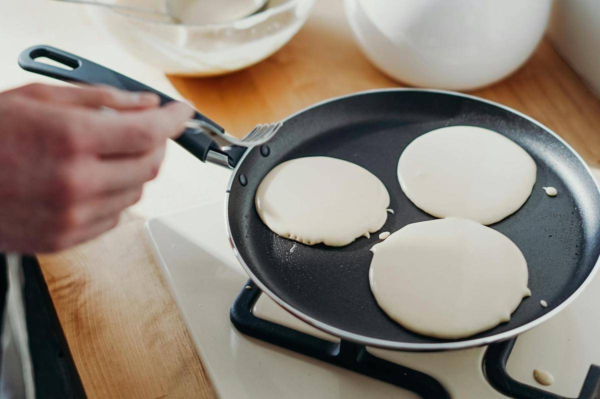 ilustrasi membuat dorayaki (pexels.com/cottonbro studio)