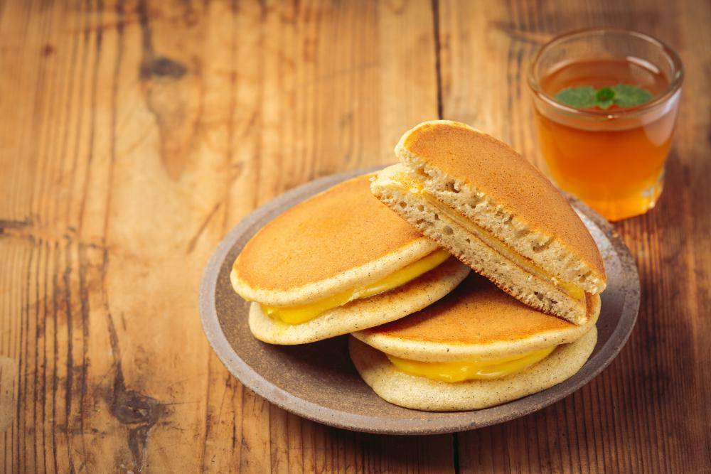 ilustrasi dorayaki keju dan susu kental manis