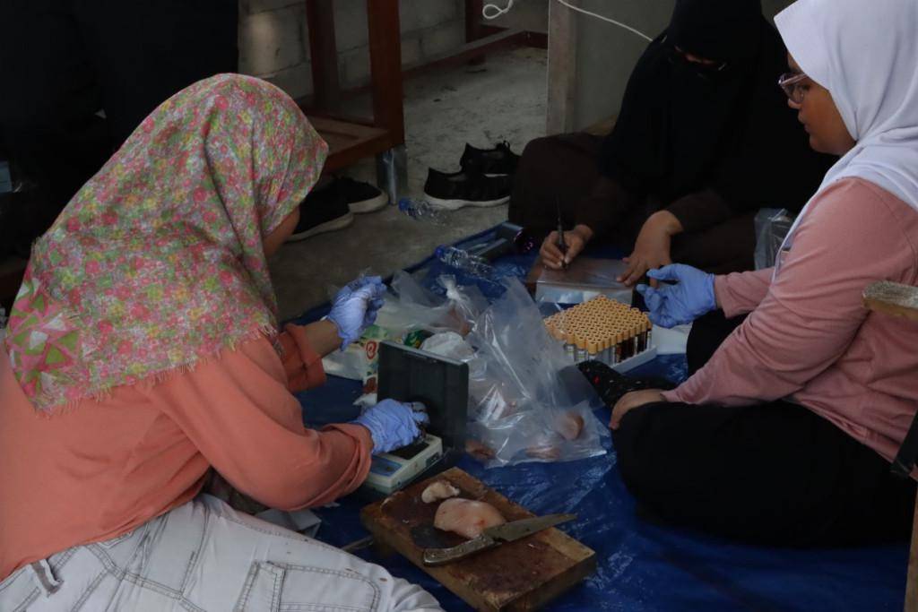 Potret tim peneliti UGM pengaruh pisau pada daging ayam (ugm.ac.id)