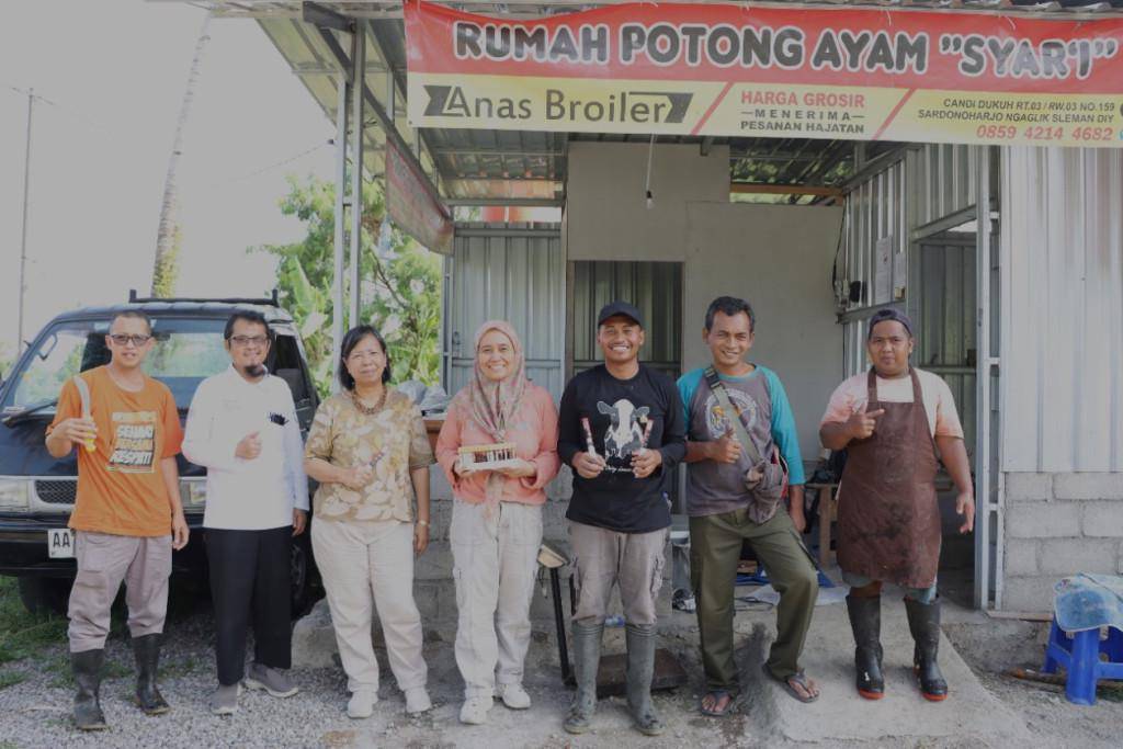 Potret tim peneliti UGM pengaruh pisau pada daging ayam (ugm.ac.id)
