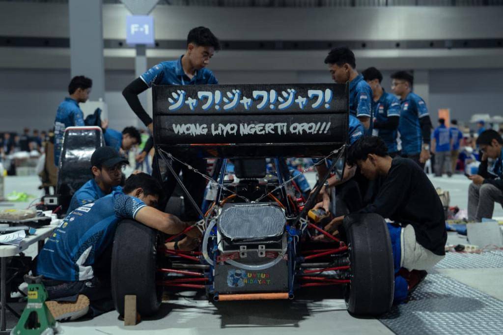 Potret tim arjuna ugm di Kompetisi Mobil Listrik Formula SAE Jepang (ugm.ac.id)