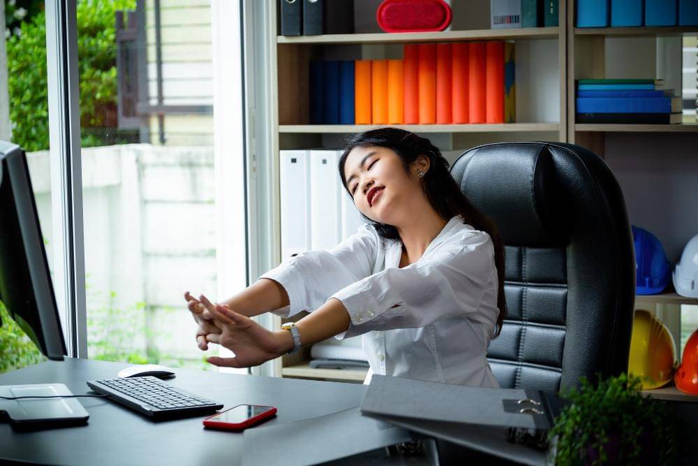 ilustrasi perempuan stretching (freepik.com/jcomp)