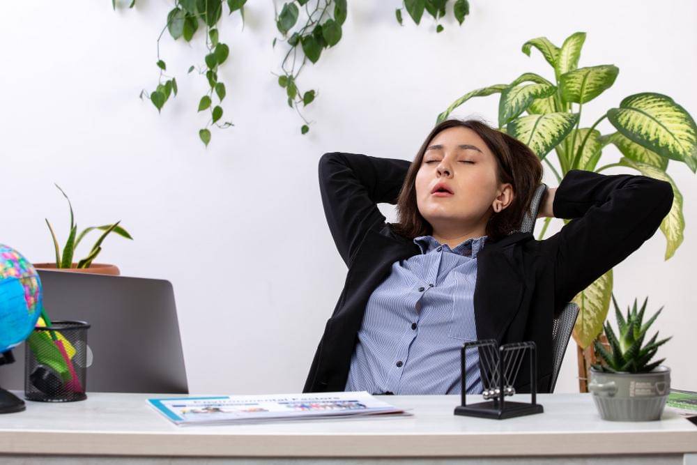 ilustrasi perempuan tidur (freepik.com/KamranAydinov)