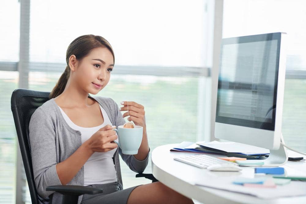 ilustrasi menikmati teh hangat