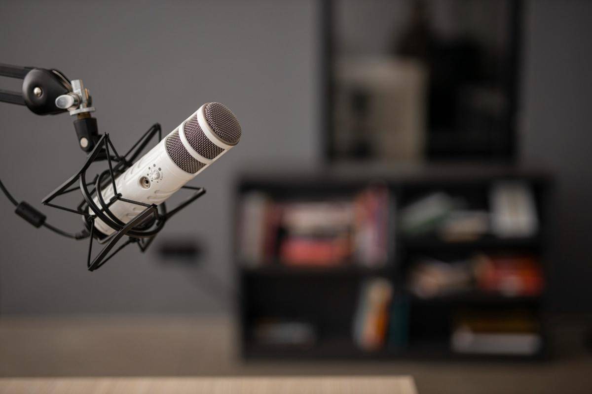 Ilustrasi microfon podcast