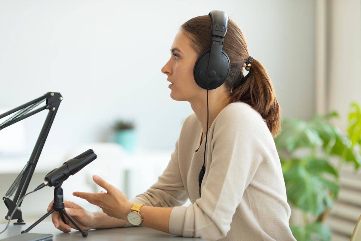 Ilustrasi headphone monitoring (freepik.com/freepik)