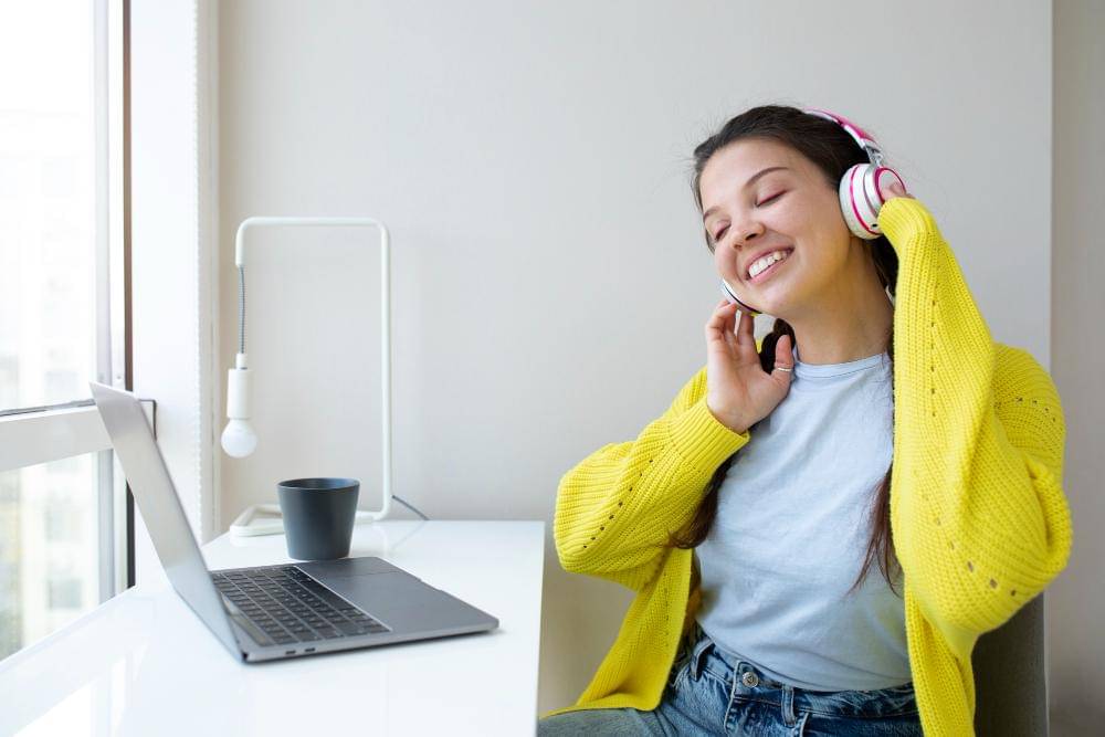 ilustrasi perempuan mendengarkan musik (freepik.com/freepik)