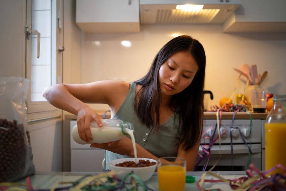 ilustrasi perempuan makan di rumah