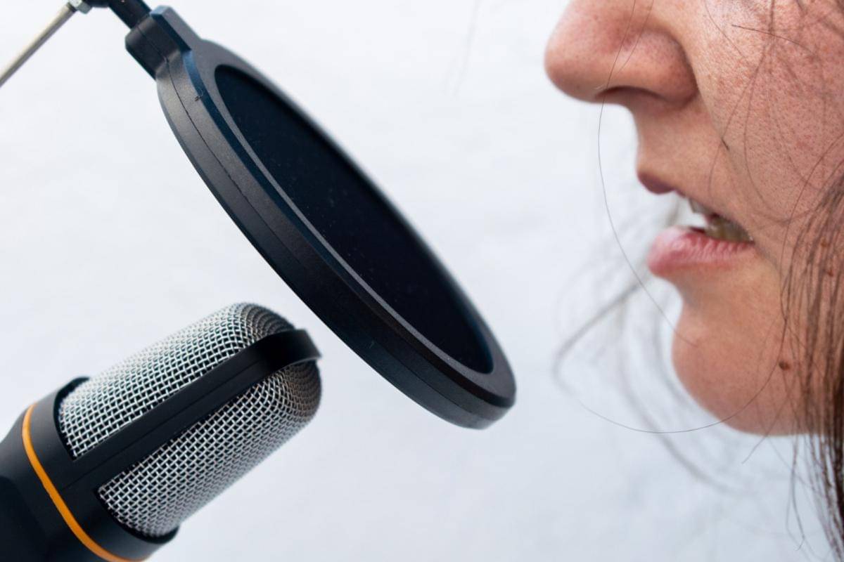 Ilustrasi pop filter microphone (freepik.com/wirestock)