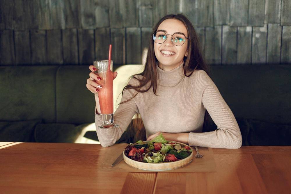 ilustrasi perempuan makan salad (freepik.com/prostooleh)