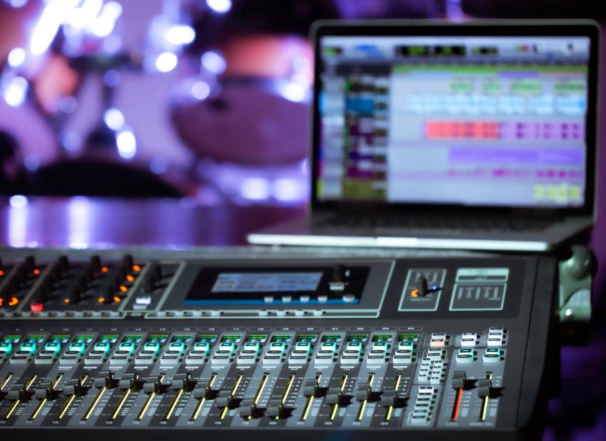 Ilustrasi audio interface (freepik.com/pvproductions)