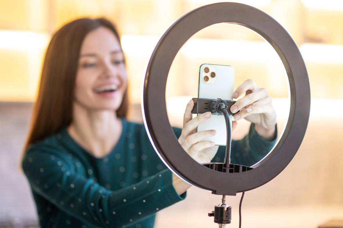 Ilustrasi wanita bermain smartphone (freepik.com/zinkevych)